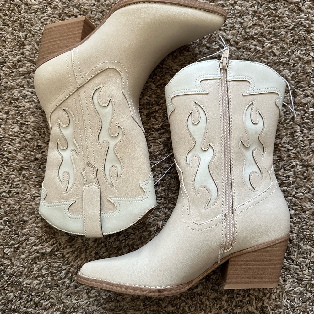 Universal Thread NWT Stylish Cream Western Ankle Boots